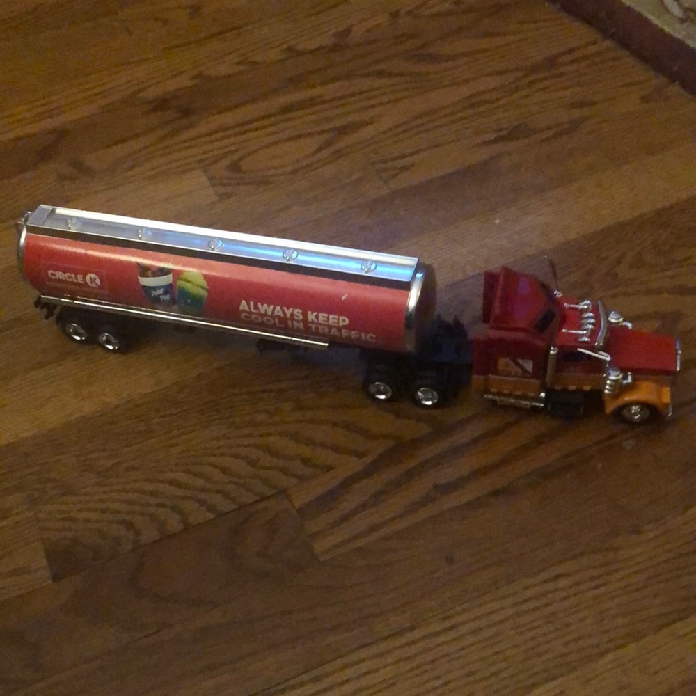 Circle K Kenworth W900 oil tanker.
